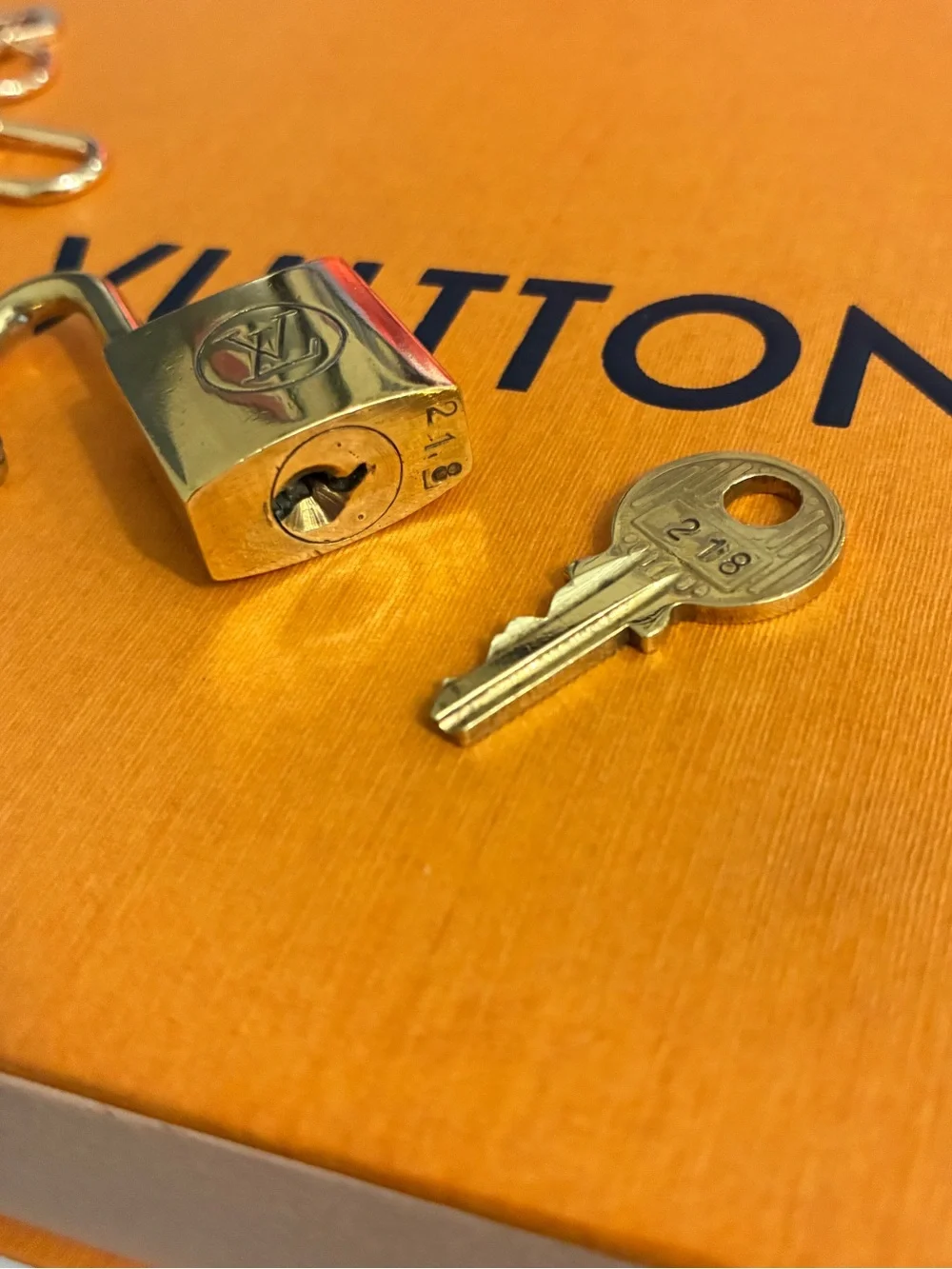 Authentic LV #218 Padlock & Key Set With Vintage Neckace Chain - Picture 4 of 8